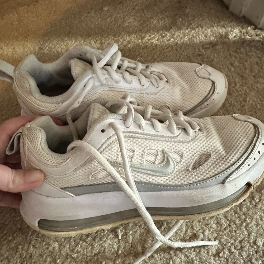 Nike women’s running shoes. Good condition and I think you’ll love the price😉